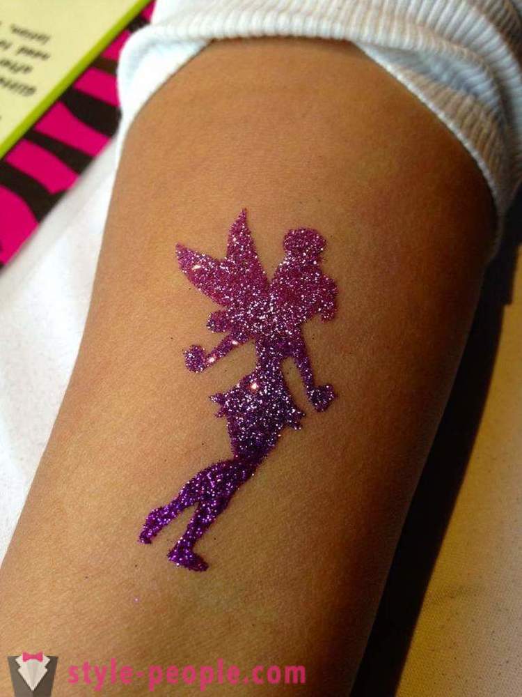 O que é glitter-tatuagem? Como fazer uma tatuagem.