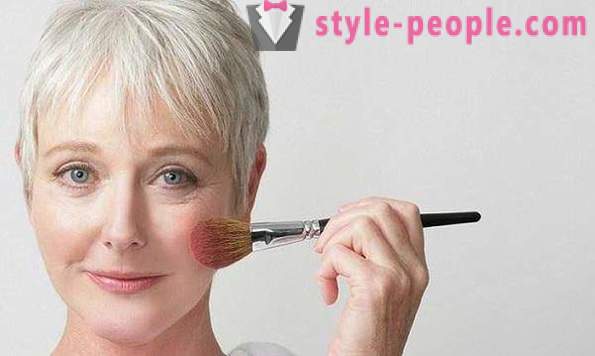 Maquiagem para mulheres de 50 anos: passo a passo e com fotos