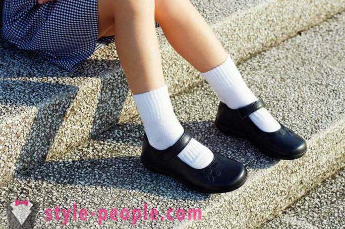 Como escolher os sapatos para meninas na escola: Dicas e opiniões sobre fabricantes