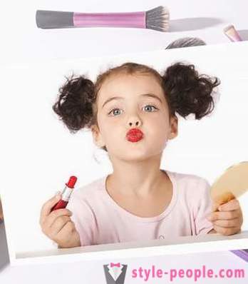 Crianças e maquiagem: pais sobre se proibir o seu filho a usar cosméticos