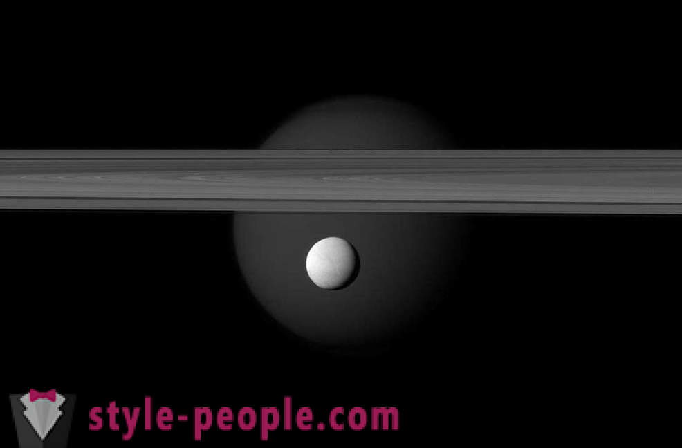 Sexto satélite de Saturno na lente