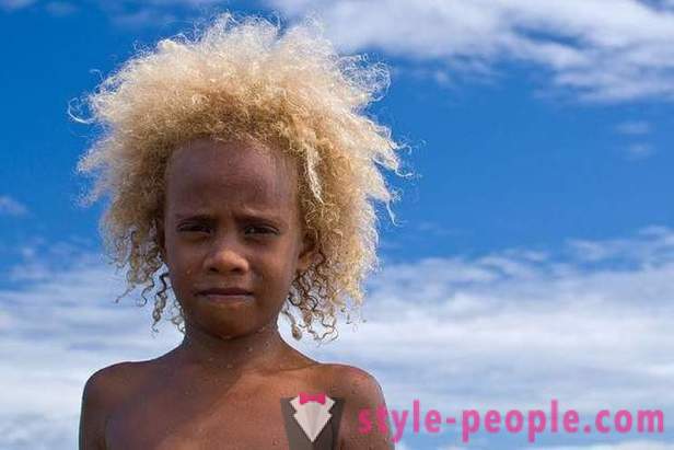 A história dos habitantes negros da Melanésia com cabelo loiro