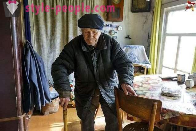 Professor de aldeia 85-year-old tem acumulado na casa, mas ele deu o dinheiro para órfãos