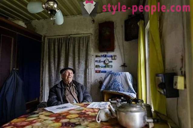 Professor de aldeia 85-year-old tem acumulado na casa, mas ele deu o dinheiro para órfãos