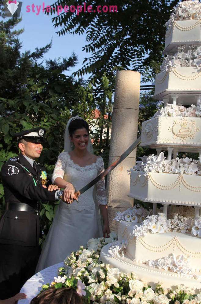 Uma seleção de golpear os bolos de casamento real
