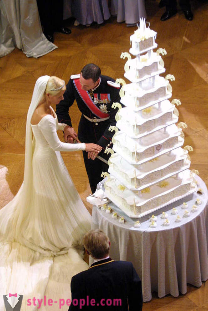 Uma seleção de golpear os bolos de casamento real
