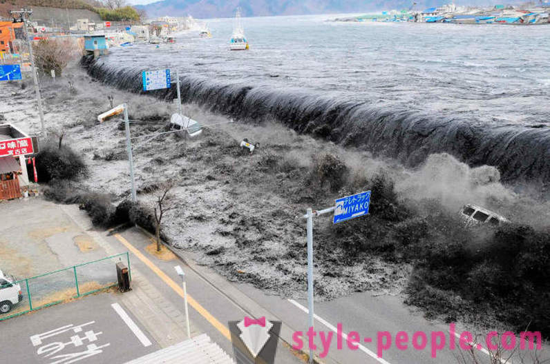 Costa do Japão, o tsunami danificado em 2011, protegido da parede de 12 metros