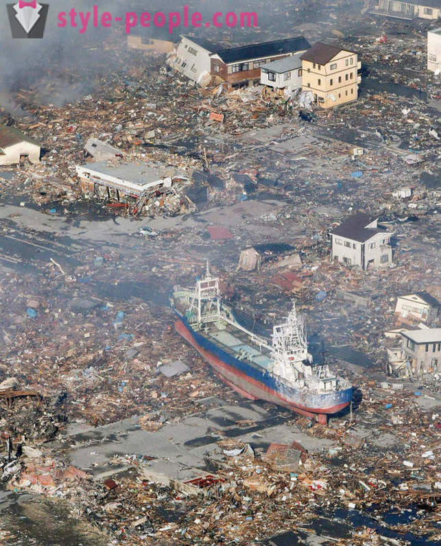 Costa do Japão, o tsunami danificado em 2011, protegido da parede de 12 metros