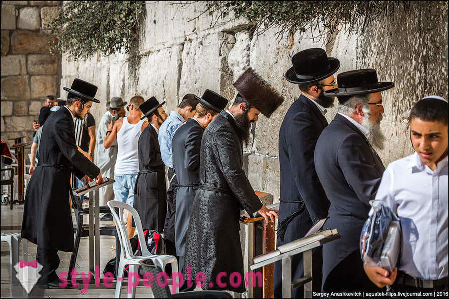 Por que os judeus religiosos usam roupas especiais