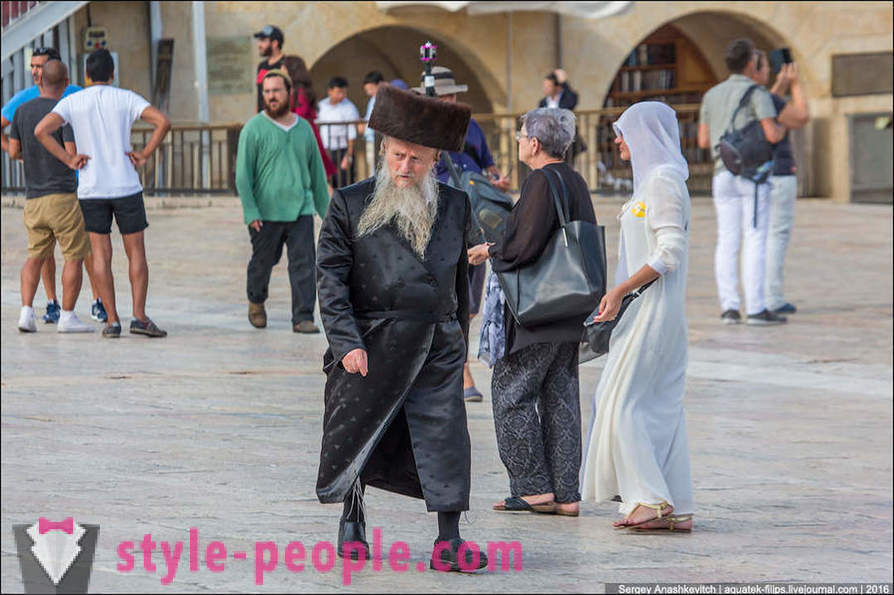 Por que os judeus religiosos usam roupas especiais