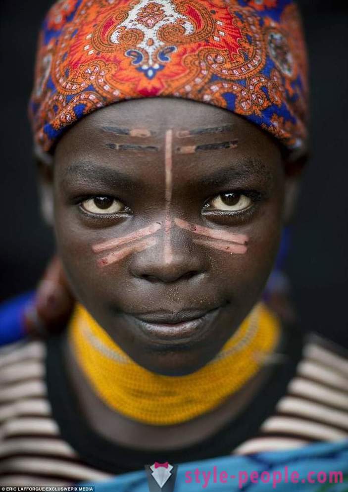 Na África, as cicatrizes adornam não só os homens