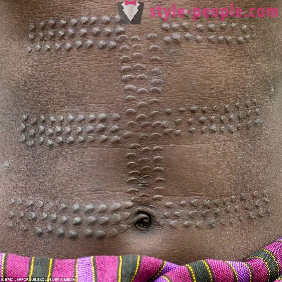 Na África, as cicatrizes adornam não só os homens