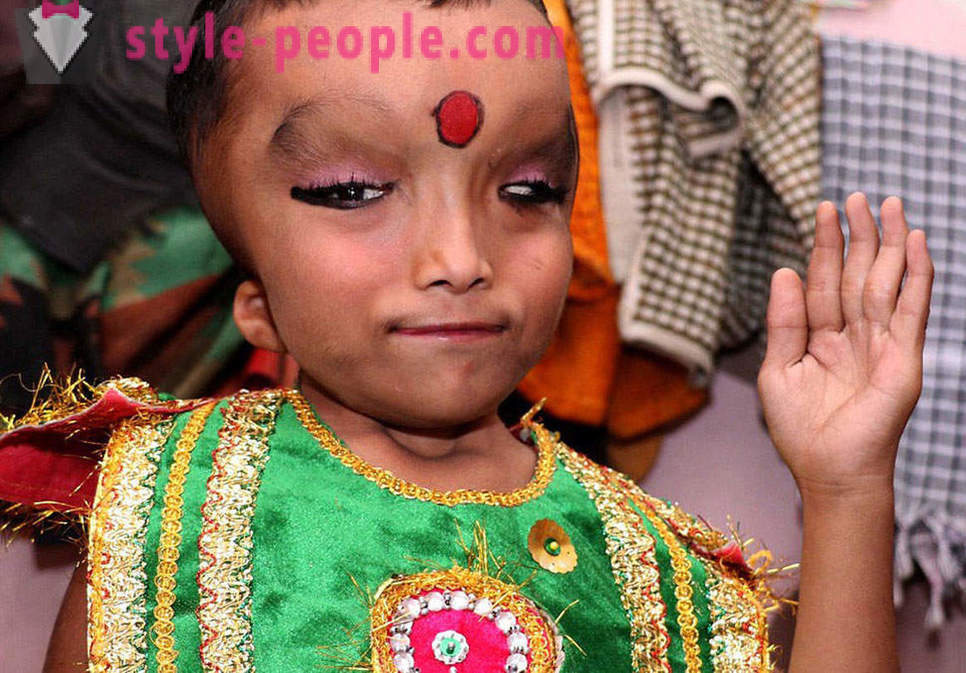 A aldeia indígena é adorado menino com uma cabeça deformada como um deus Ganesha