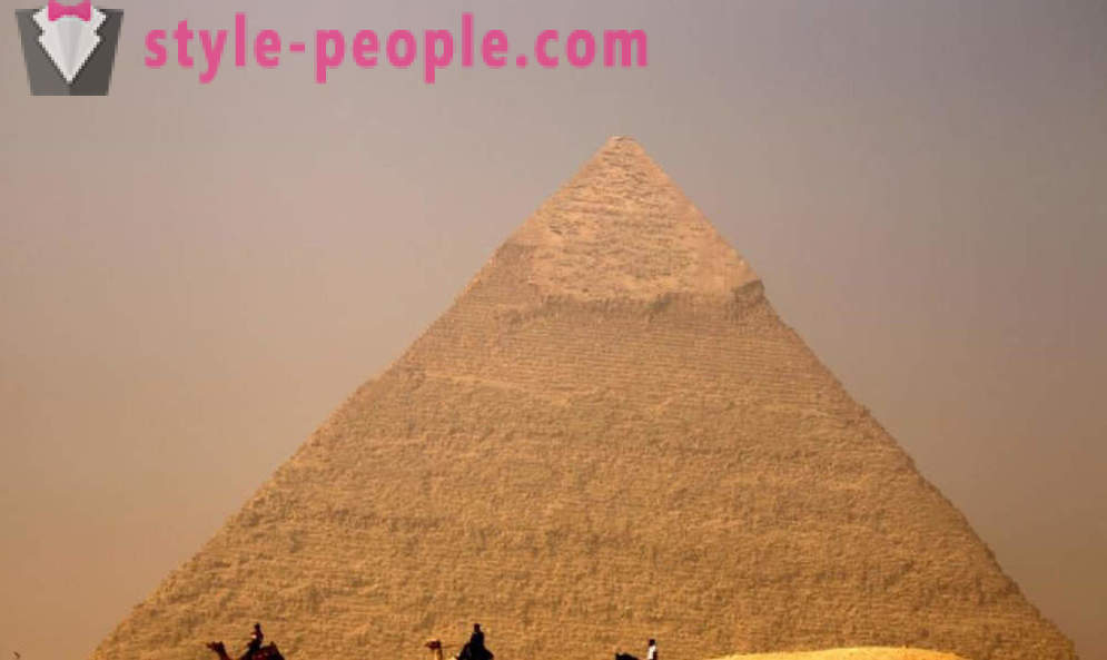Onde em pirâmides de fatos no Egito