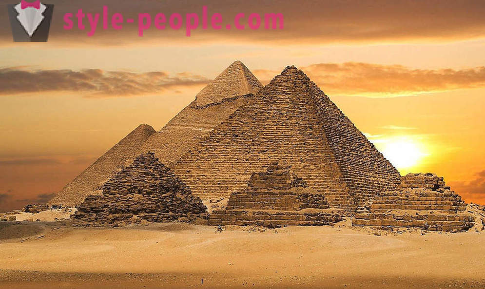 Onde em pirâmides de fatos no Egito