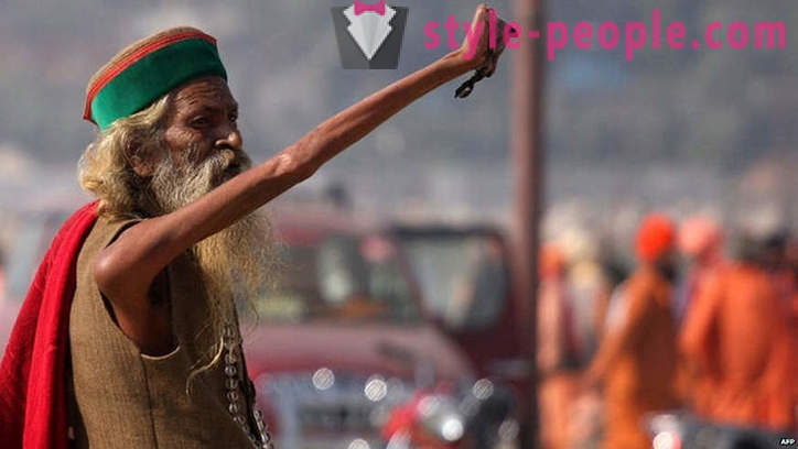 Hindu detém uma mão aqui por 43 anos