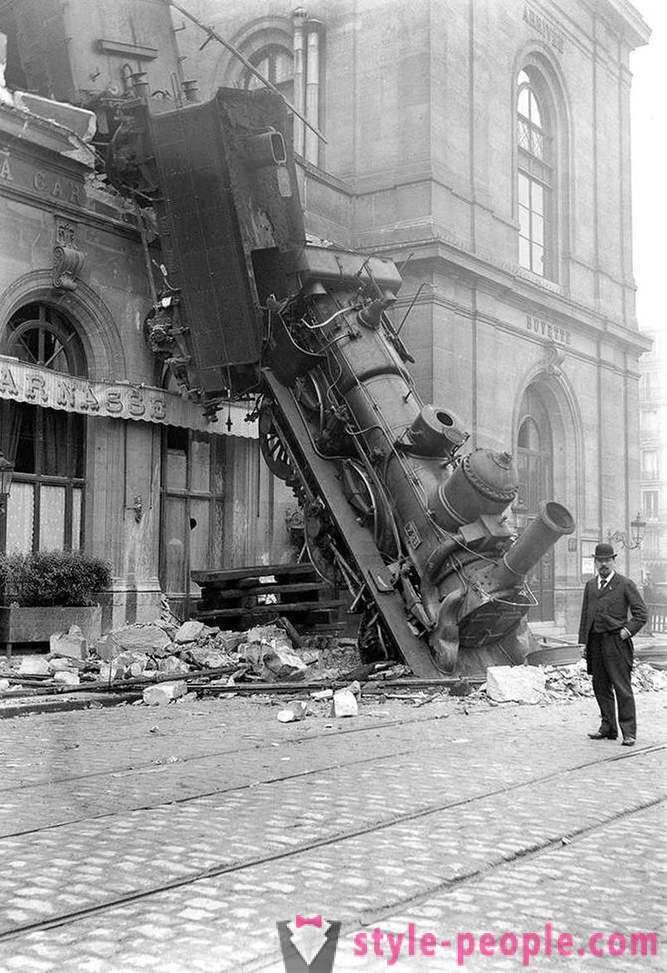 Destruição do trem na estação de Montparnasse em 1895