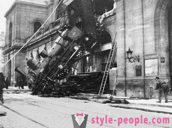 Destruição do trem na estação de Montparnasse em 1895