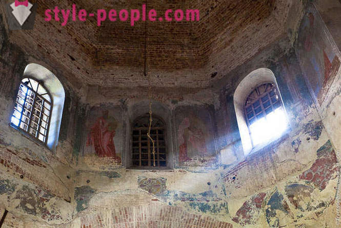 Igrejas abandonadas e frescos na região de Lipetsk