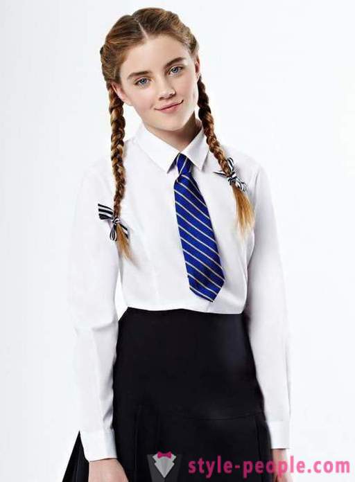 A escolha de blusas para as meninas para a escola