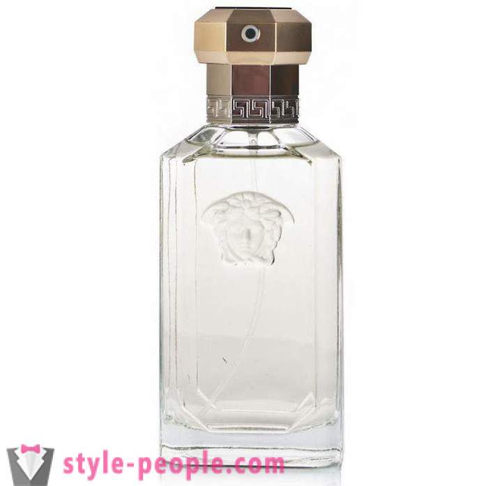 Uma rica variedade de perfumes tais marcas famosas como 