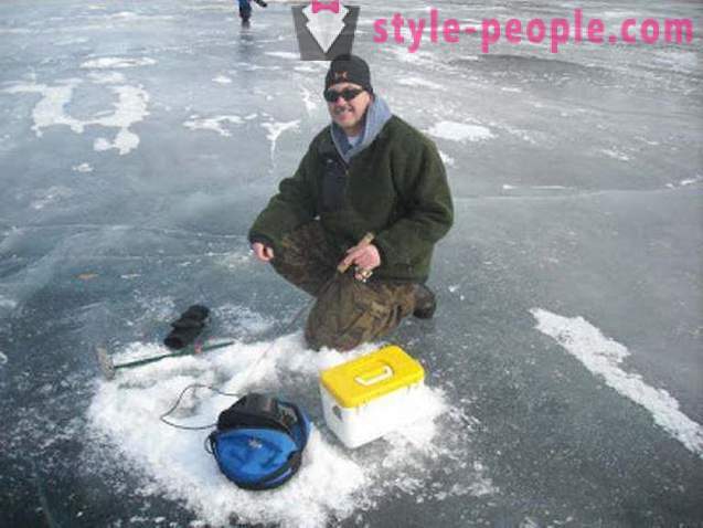 Catching inverno corrico walleye. Catching poleiro em zherlitsy inverno