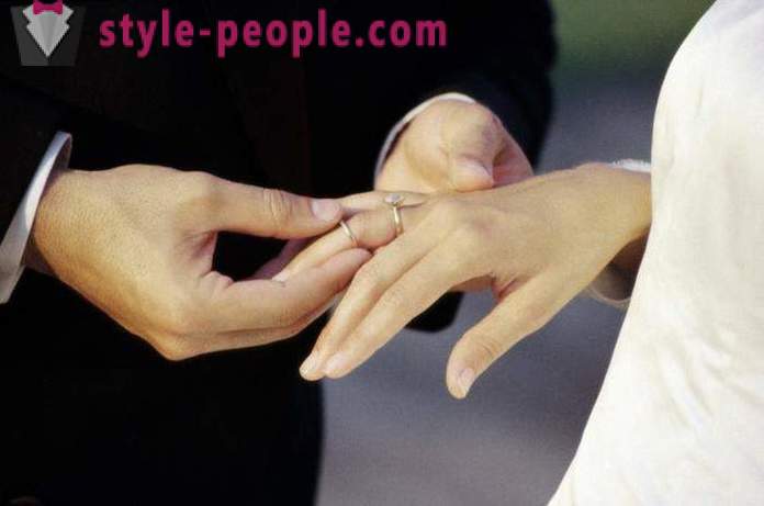 Em algum dedo usar um anel de acoplamento? anéis de noivado: fotos