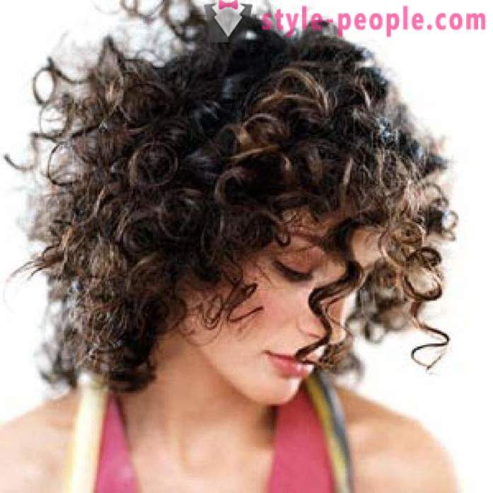 Cabelo encaracolado: corte de cabelo e estilo