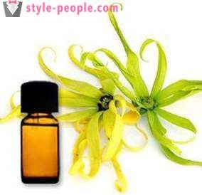 O óleo essencial de ylang-ylang vai ajudar a sua pele facial e cabelo para ser perfeito